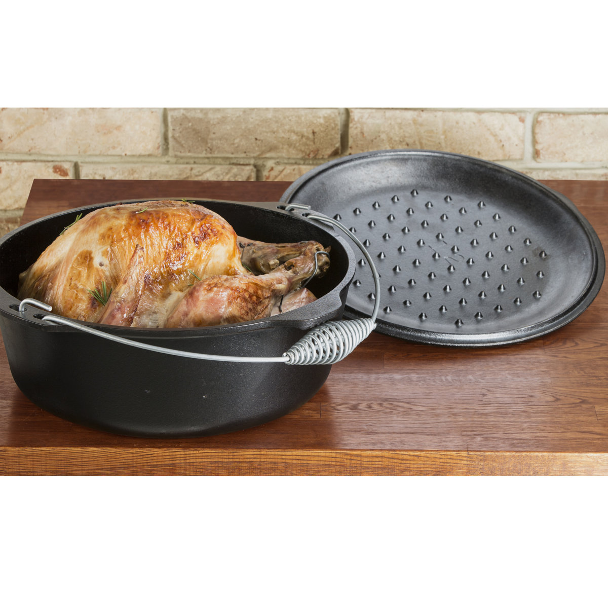 Lodge Cast Iron Dutch Oven With Bail Handle